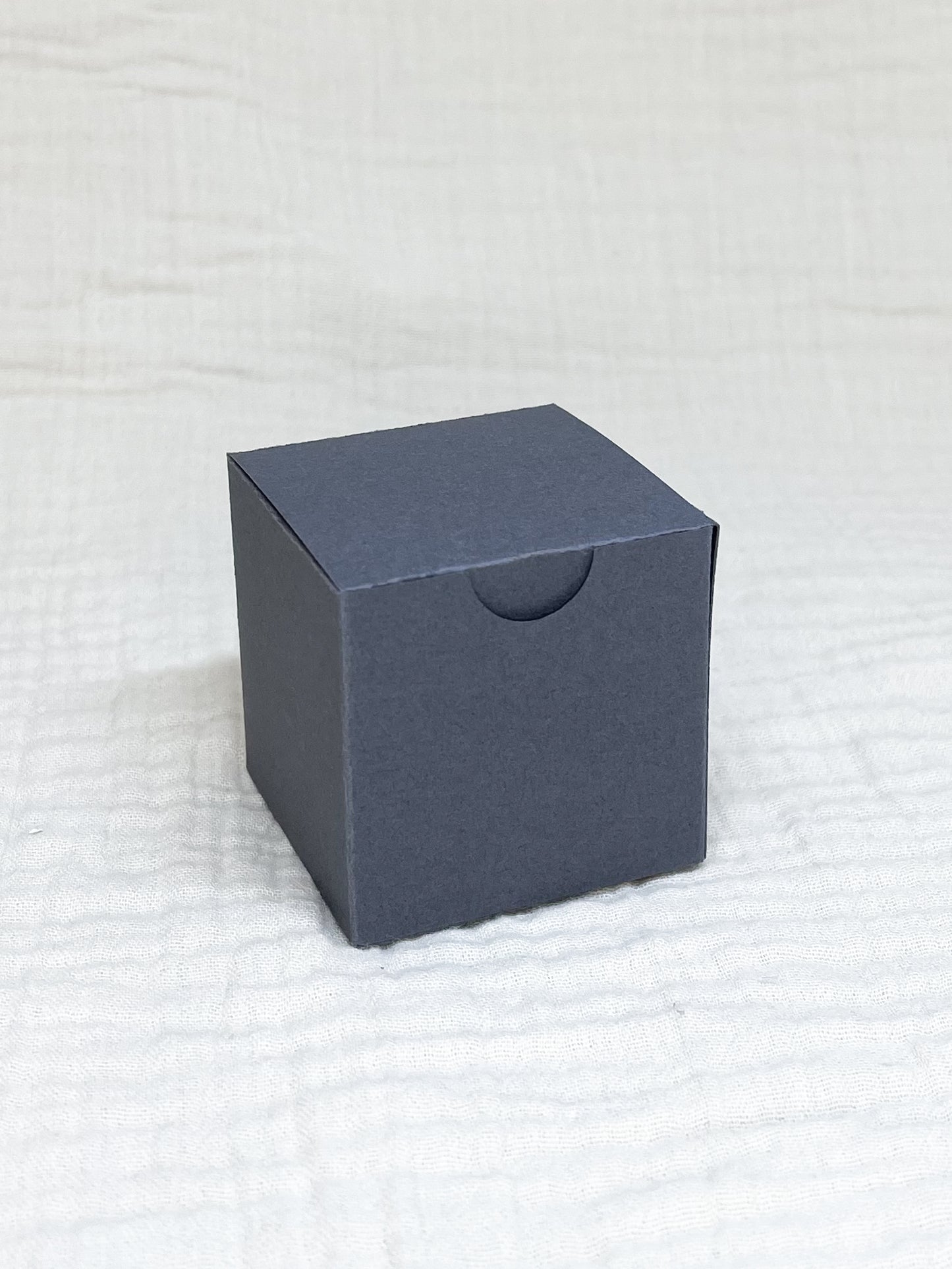 Kubusdoosje in donker grijs voor doopsuiker - Atelier D