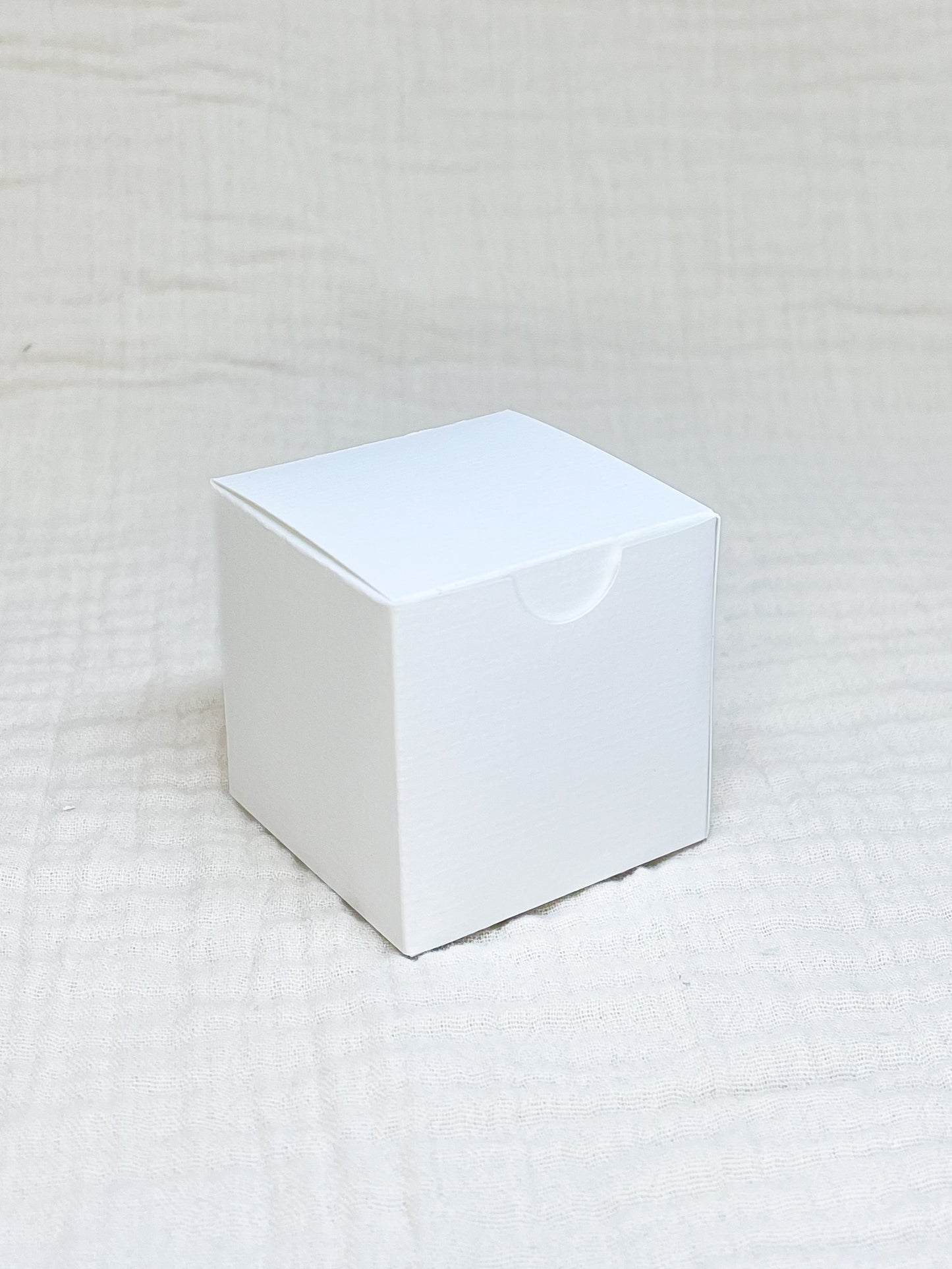 Kubusdoosje in gebroken wit voor doopsuiker - Atelier D