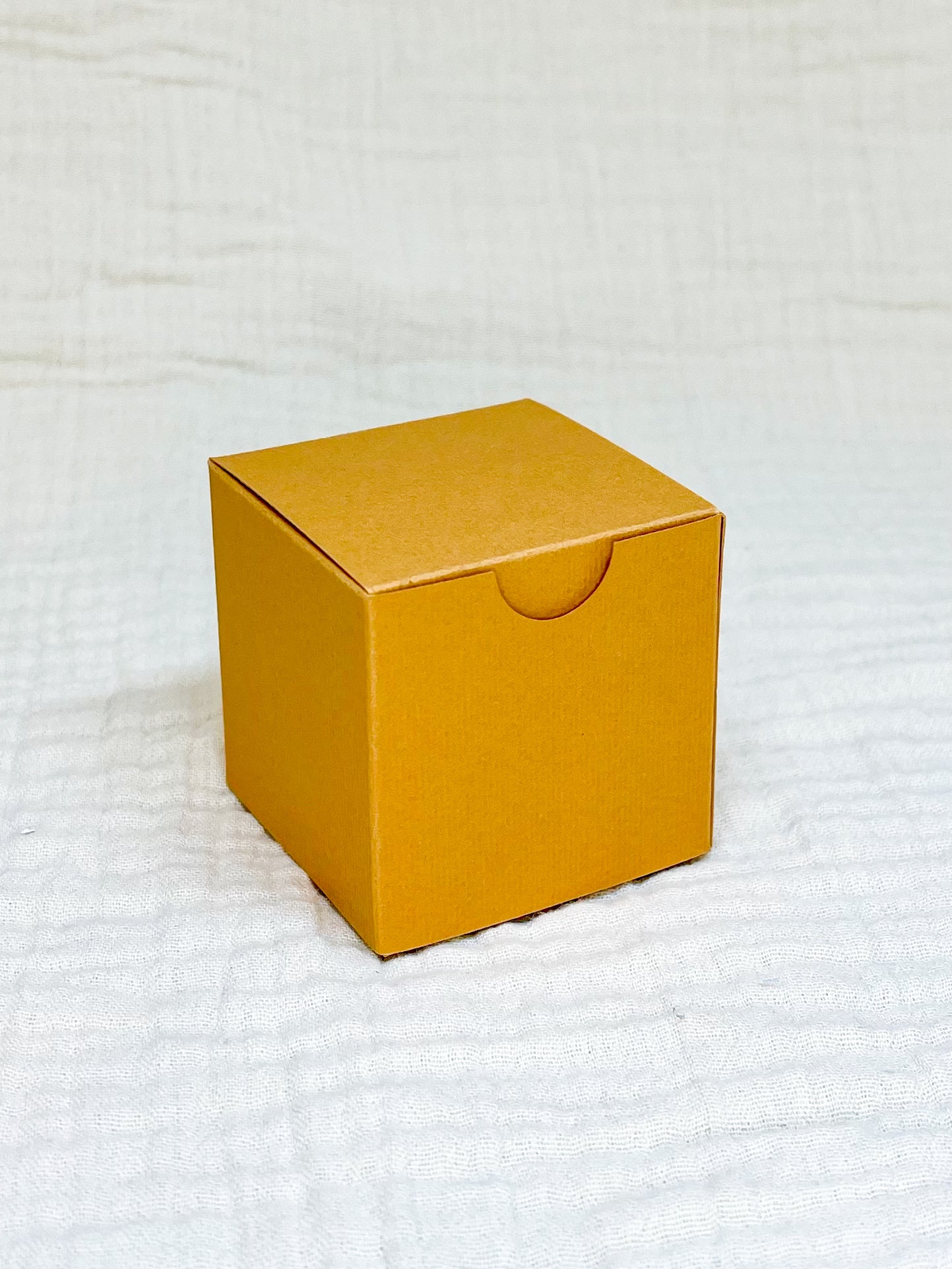 Kubusdoosje in geelbruin voor doopsuiker - Atelier D