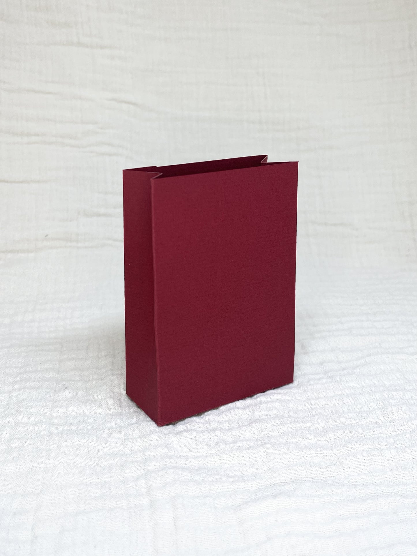 Laag doosje in bordeaux voor doopsuiker - Atelier D