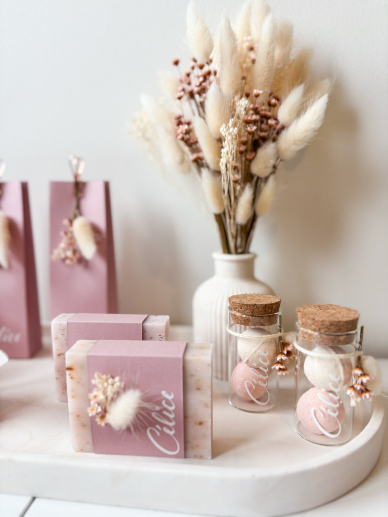 Doopsuiker zelf maken. Afgewerkt doopsuiker concept, totaalconcept op maat in roze voor meisje.