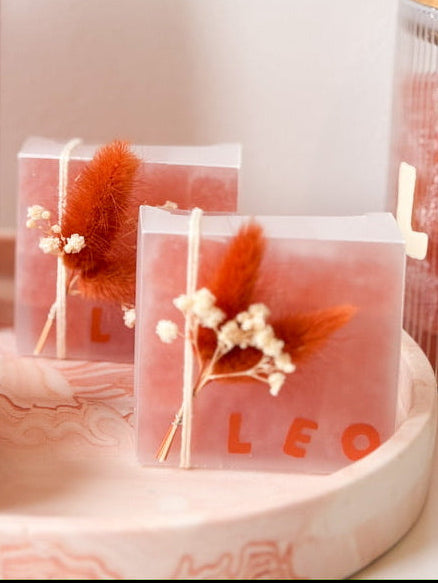 Afgewerkt doopsuiker concept op maat voor een jongen in terracotta, Leo.