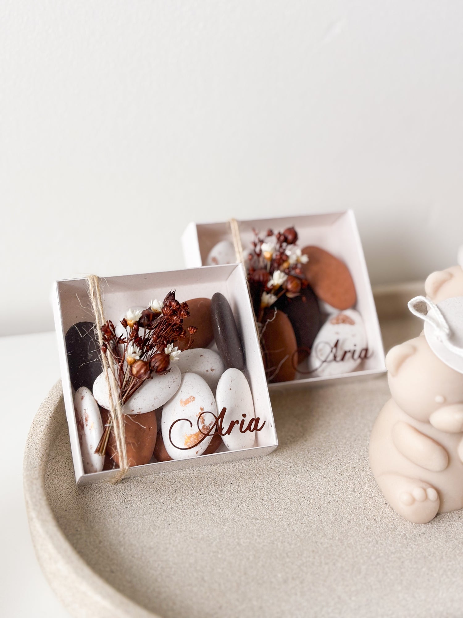 Afgewerkt doopsuiker concept op maat voor een meisje in bruin, Aria.