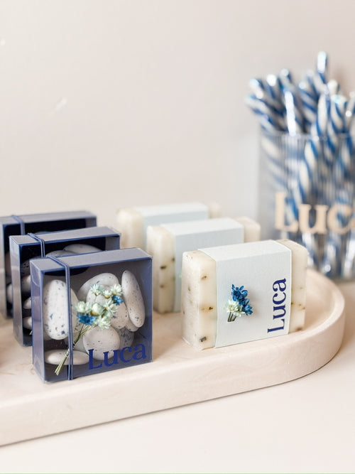 Afgewerkt doopsuiker concept. doopsuiker laten maken in blauw voor een jongen. Atelier D