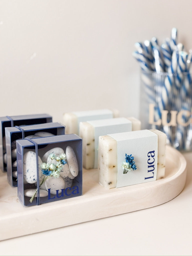Afgewerkt doopsuiker concept. doopsuiker laten maken in blauw voor een jongen. Atelier D