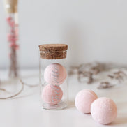Bruisballetjes voor in bad in kleur roze met geur framboos voor doopsuiker - Atelier D