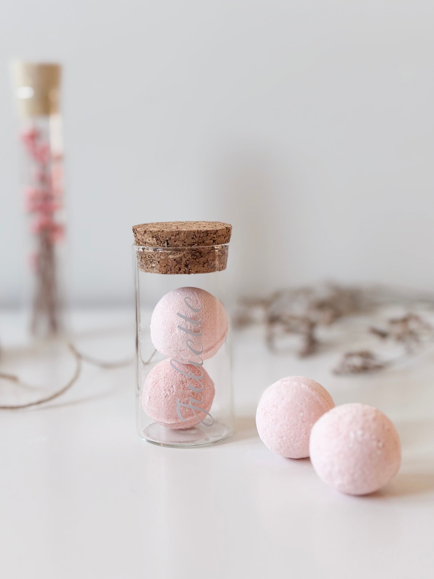 Bruisballetjes voor in bad in kleur roze met geur framboos voor doopsuiker - Atelier D