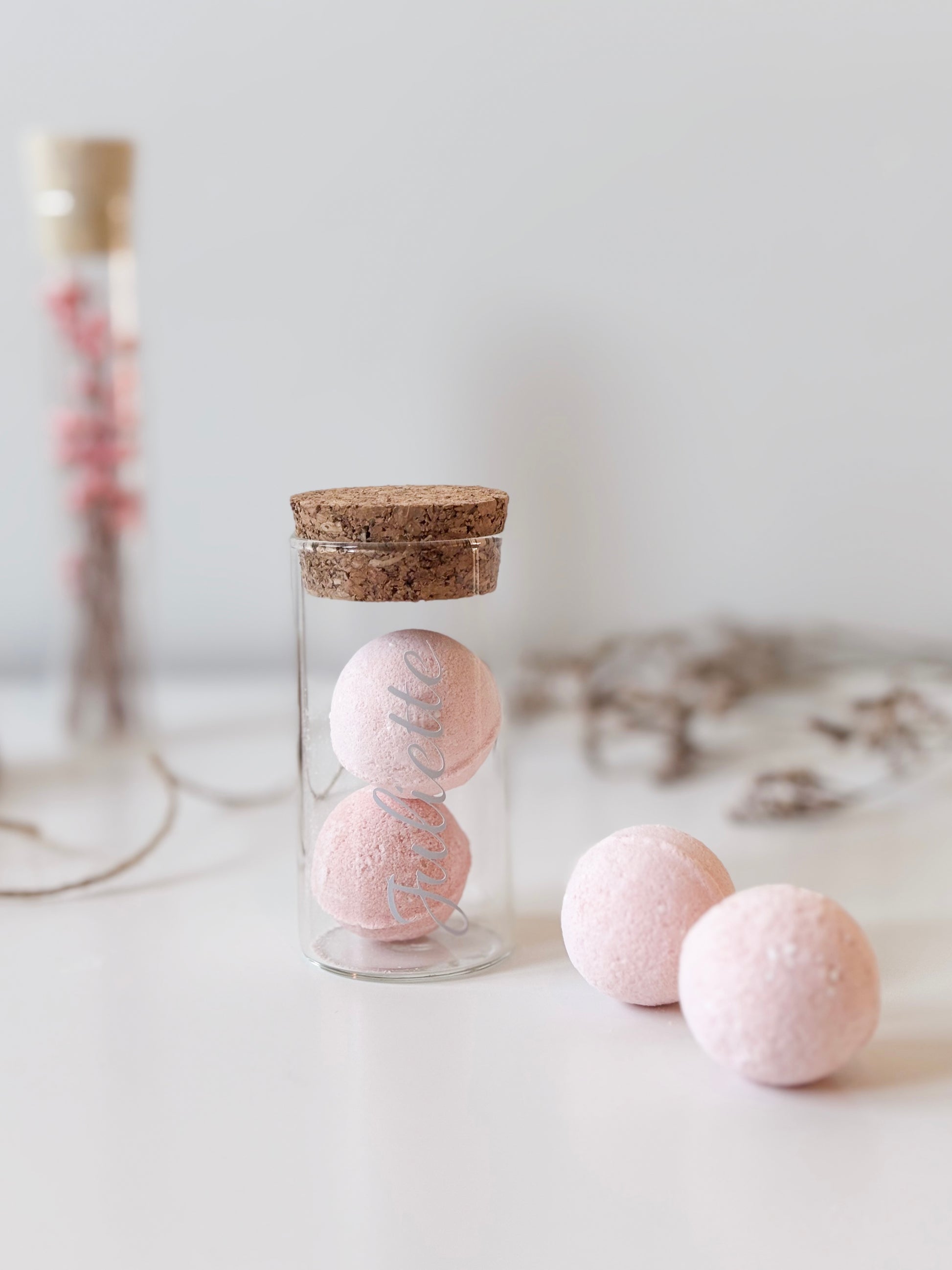 Bruisballetjes voor in bad in kleur roze met geur framboos voor doopsuiker - Atelier D