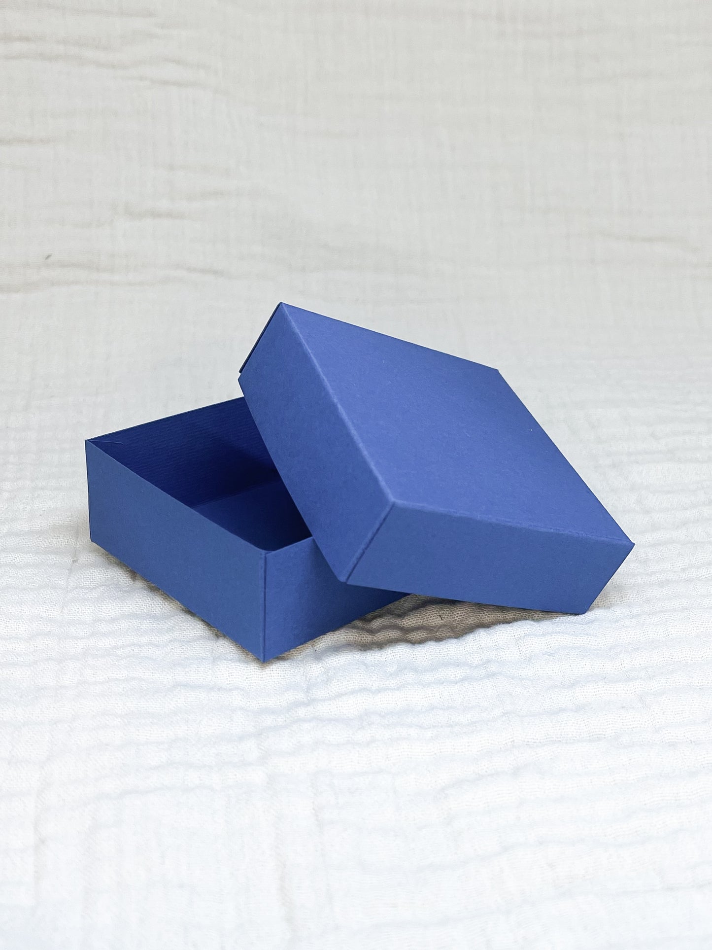 Dekseldoosje in blauw voor doopsuiker open - Atelier D