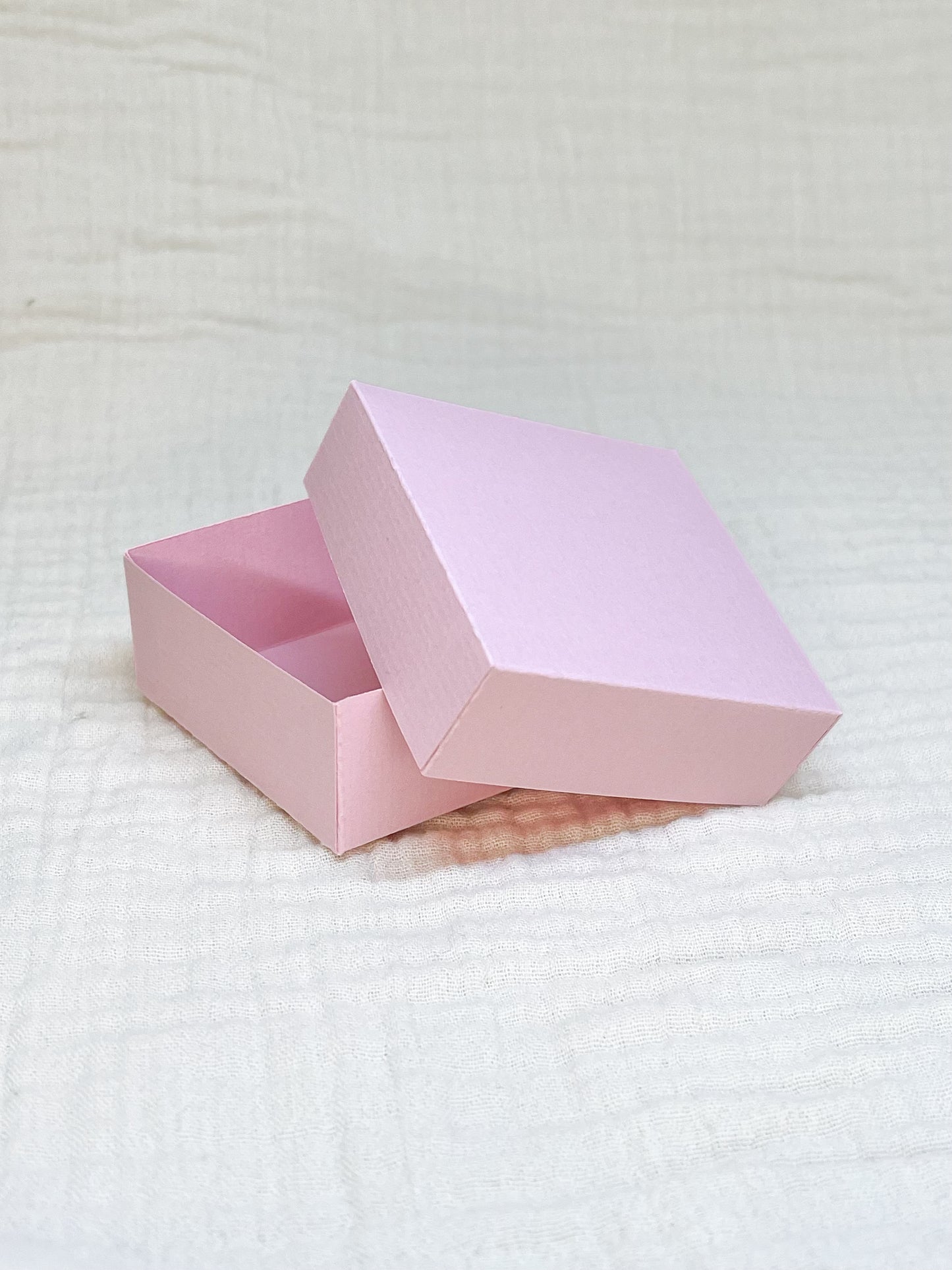 Dekseldoosje in blush voor doopsuiker open - Atelier D