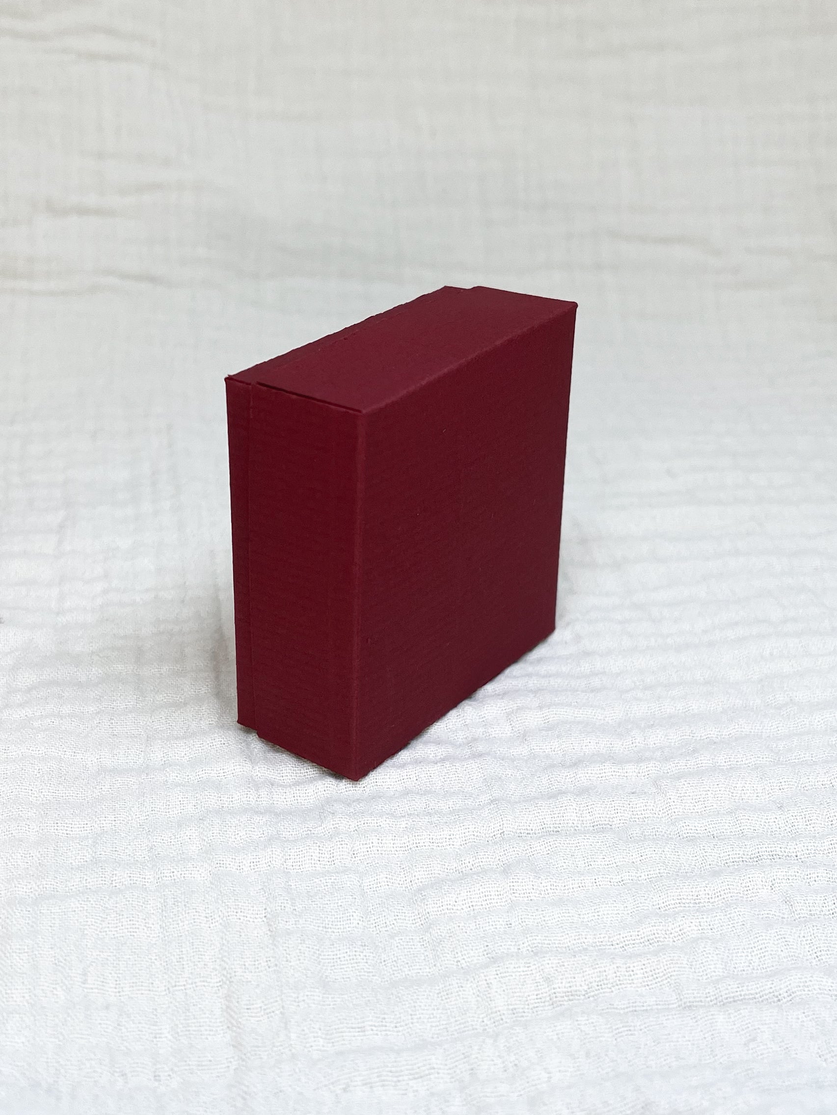 Dekseldoosje in bordeaux voor doopsuiker - Atelier D