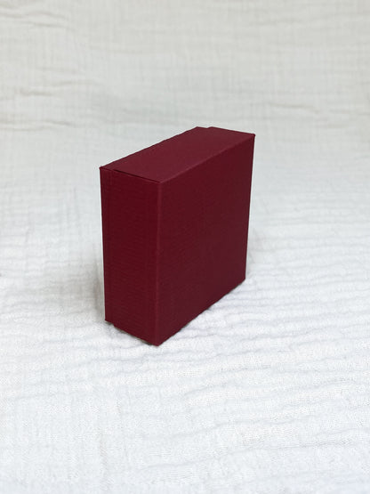 Dekseldoosje in bordeaux voor doopsuiker - Atelier D