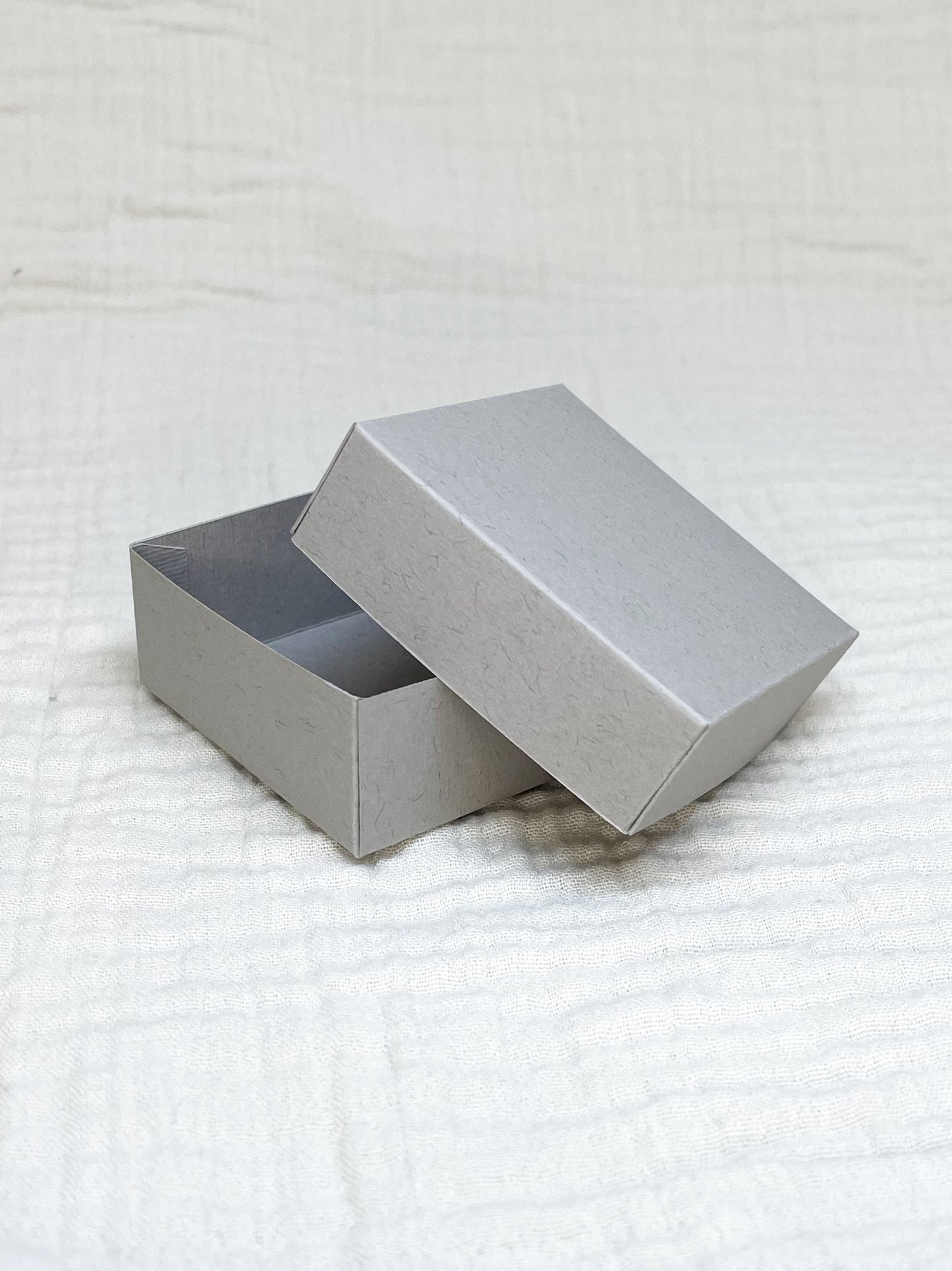 Dekseldoosje in china voor doopsuiker open - Atelier D