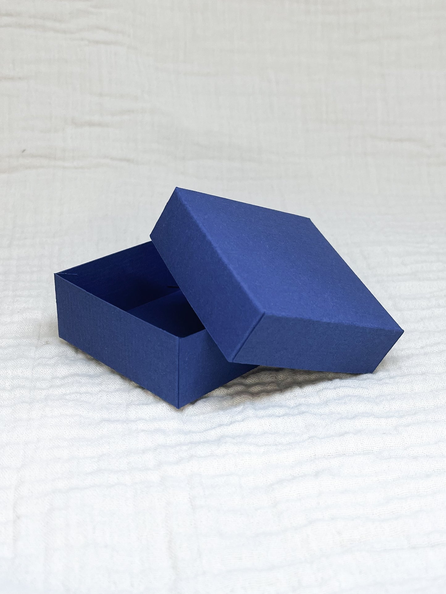 Dekseldoosje in donker blauw voor doopsuiker open - Atelier D