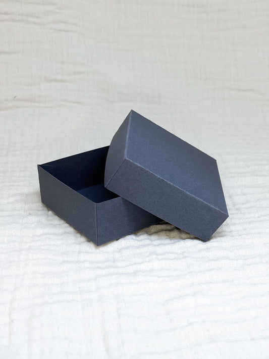 Dekseldoosje in donker grijs voor doopsuiker open - Atelier D