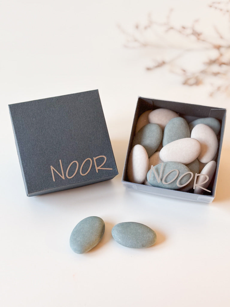 Dekseldoosje in donker grijs voor doopsuiker - Atelier D