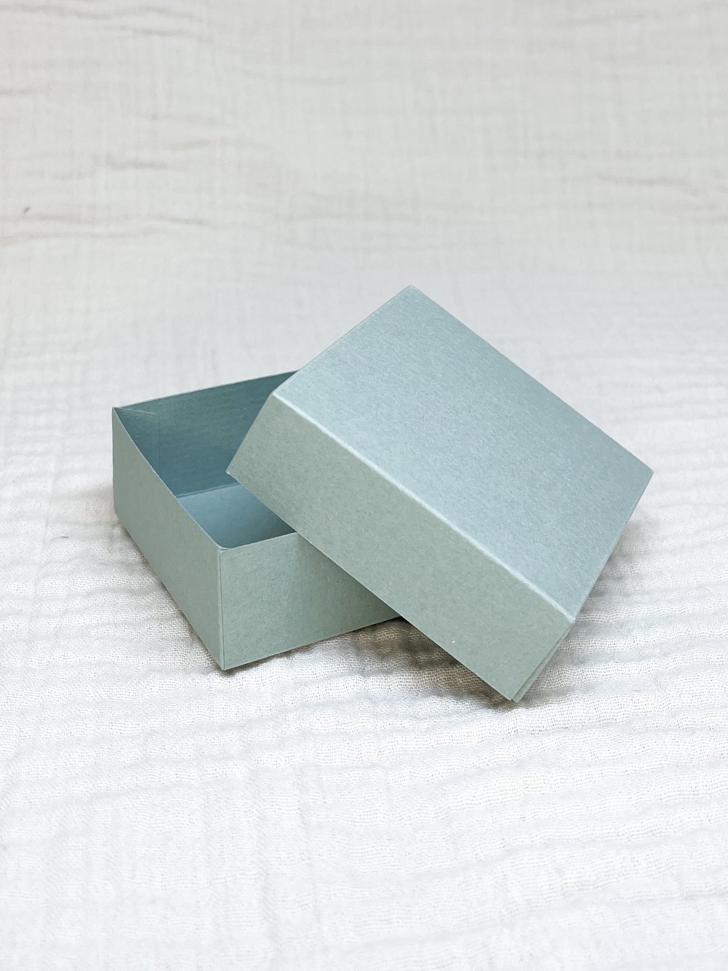 Dekseldoosje in eucalyptus voor doopsuiker open - Atelier D