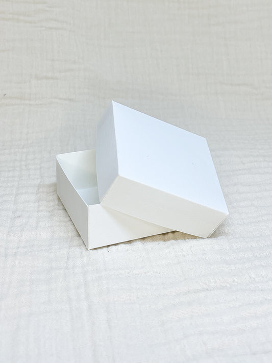 Dekseldoosje in gebroken wit voor doopsuiker open - Atelier D