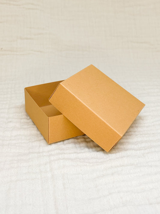 Dekseldoosje in geelbruin voor doopsuiker open - Atelier D