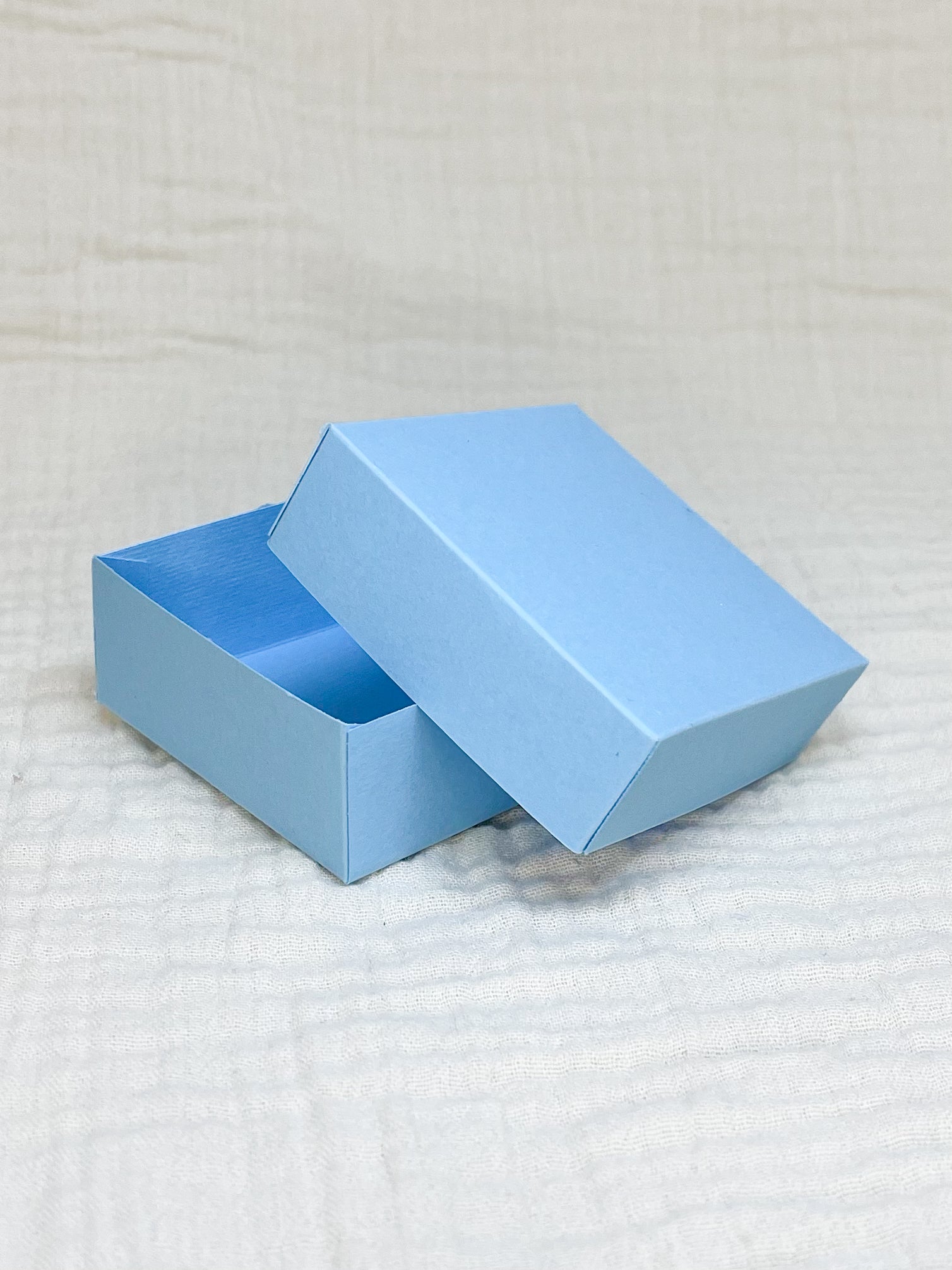 Dekseldoosje in hemelsblauw voor doopsuiker open - Atelier D