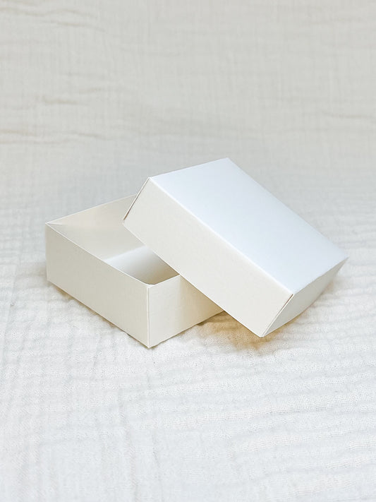 Dekseldoosje in linnen voor doopsuiker open - Atelier D