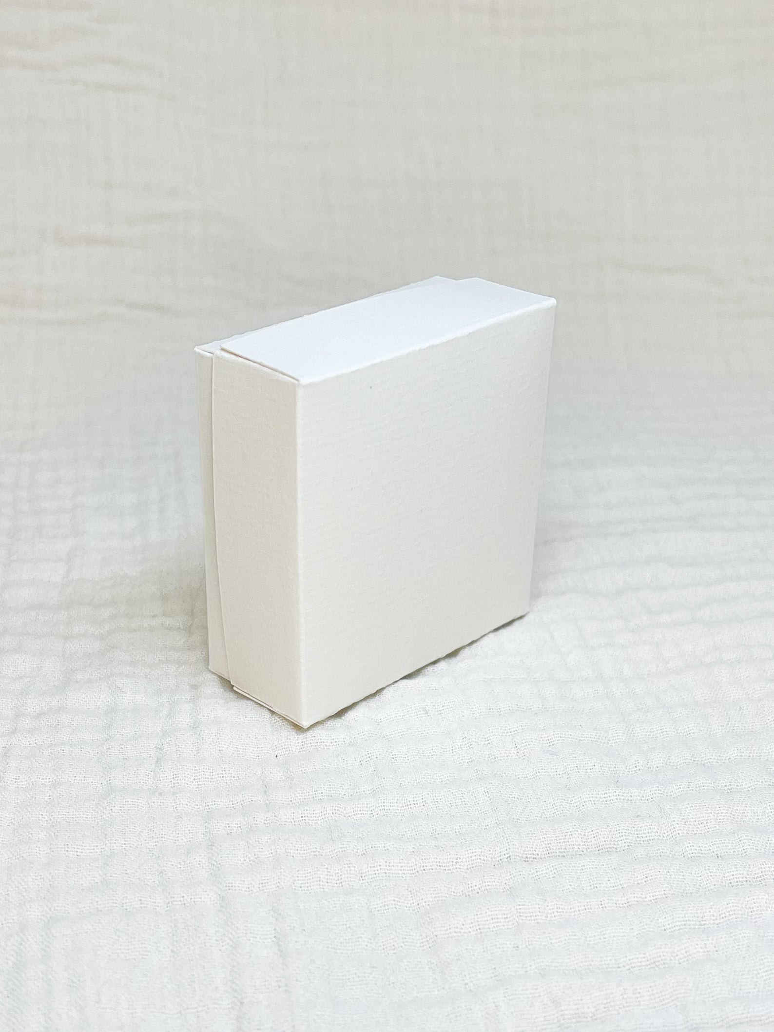 Dekseldoosje in linnen voor doopsuiker - Atelier D