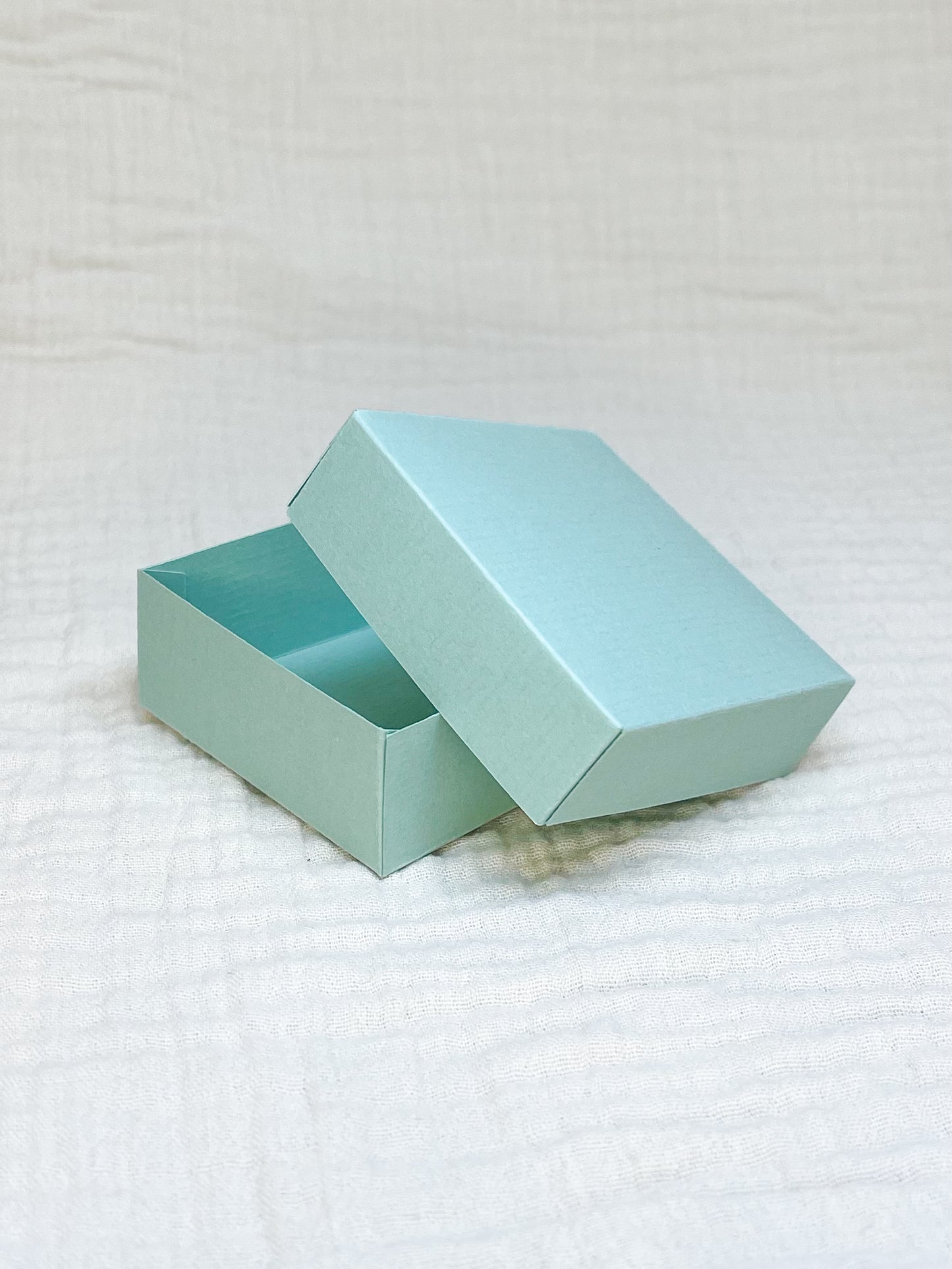 Dekseldoosje in munt voor doopsuiker open - Atelier D