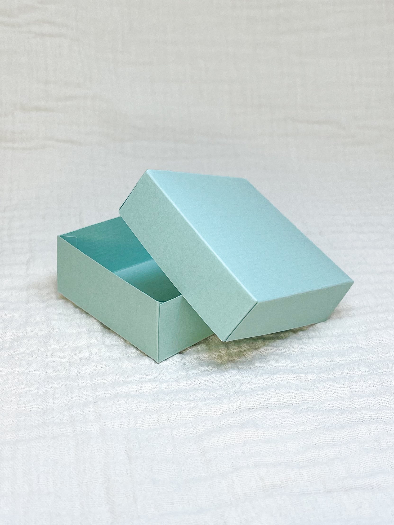 Dekseldoosje in munt voor doopsuiker open - Atelier D