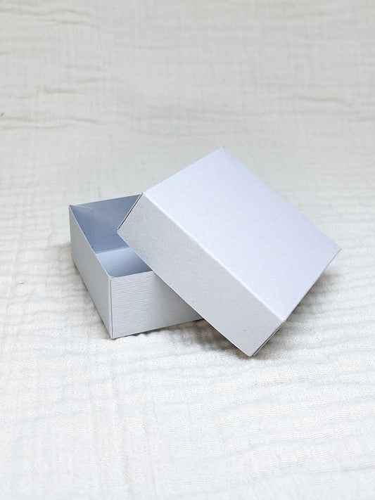 Dekseldoosje in parelgrijs voor doopsuiker open - Atelier D