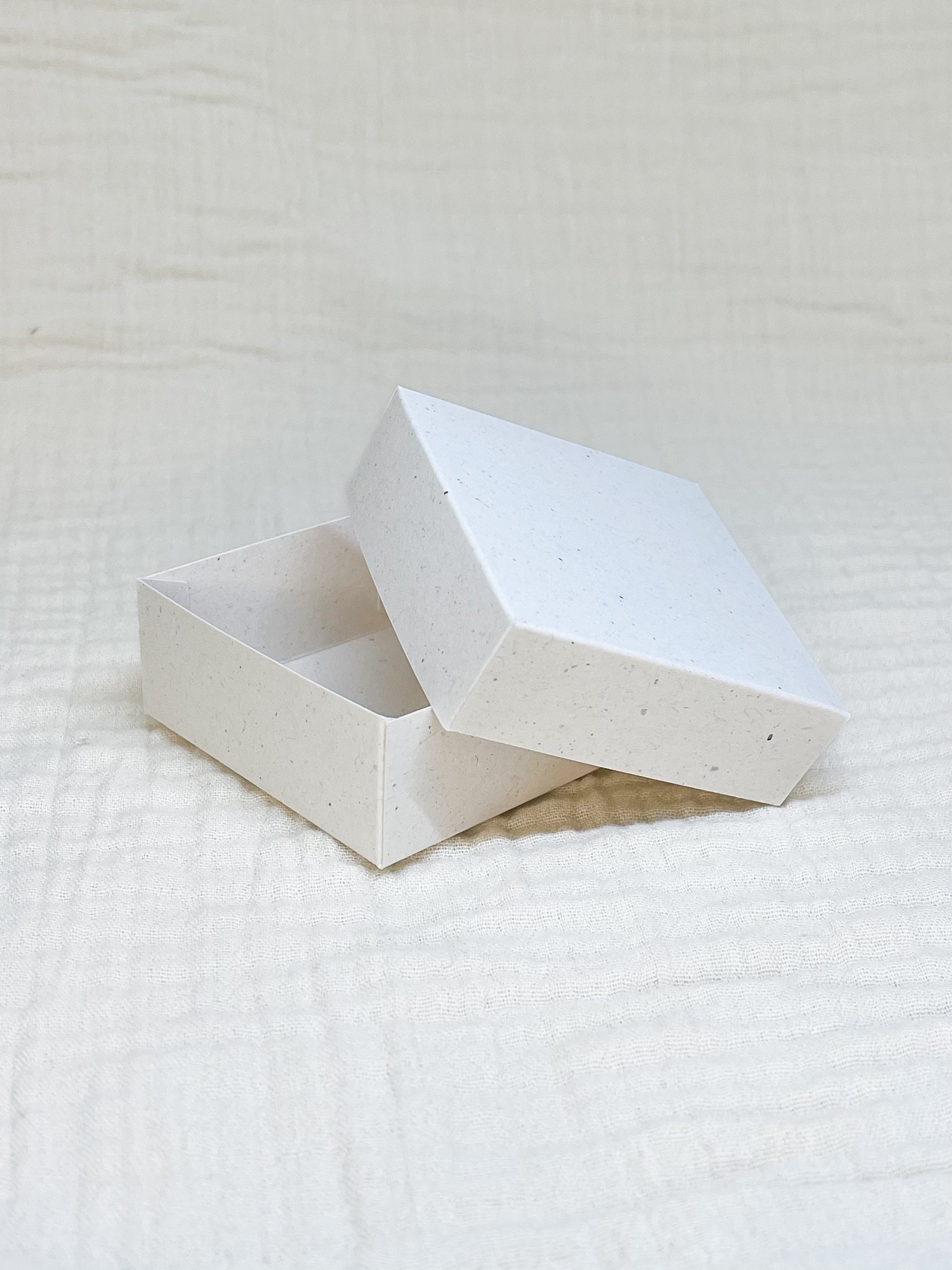 Dekseldoosje in spikkel voor doopsuiker open - Atelier D