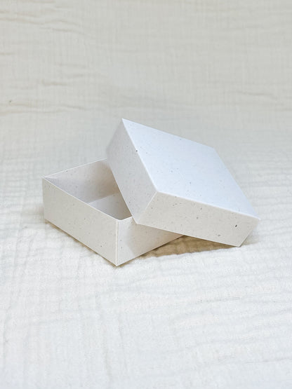 Dekseldoosje in spikkel voor doopsuiker open - Atelier D