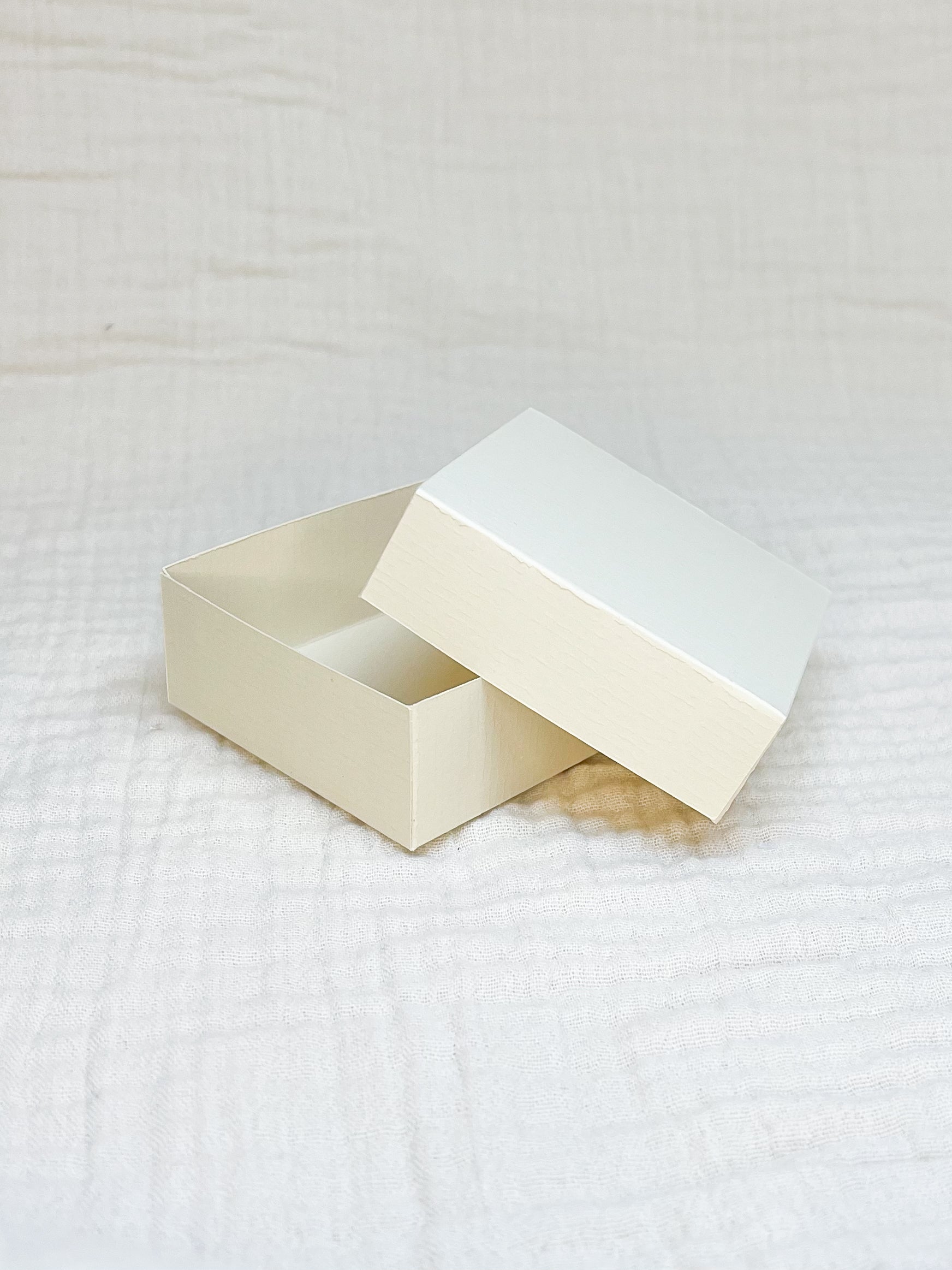 Dekseldoosje in vanille voor doopsuiker open - Atelier D