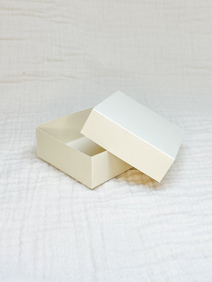 Dekseldoosje in vanille voor doopsuiker open - Atelier D