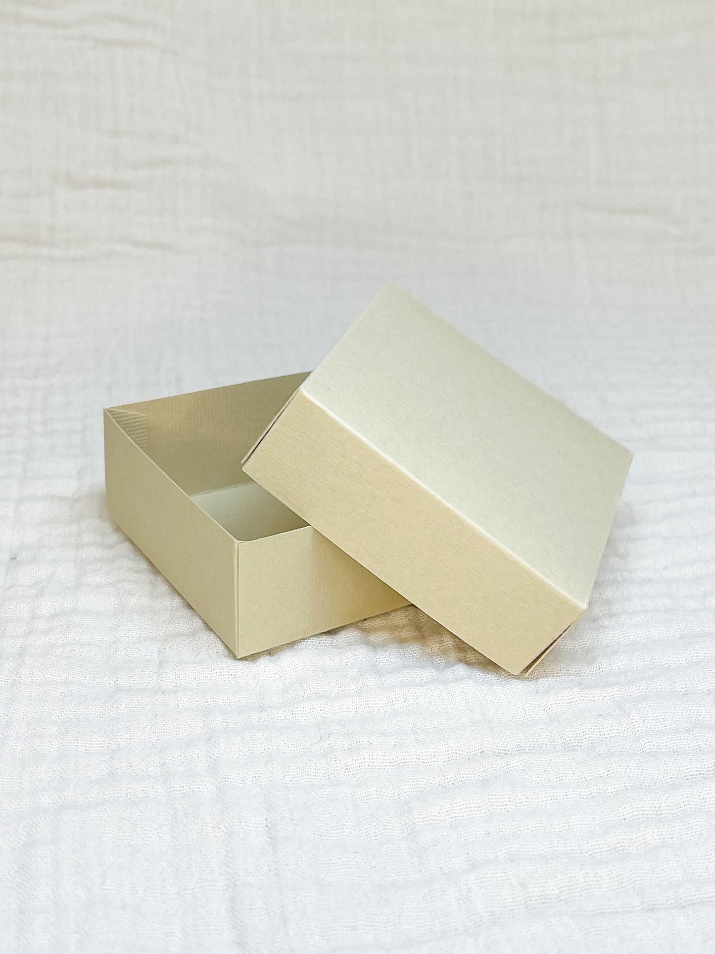 Dekseldoosje in zand voor doopsuiker open - Atelier D