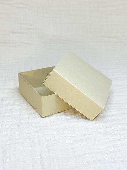 Dekseldoosje in zand voor doopsuiker open - Atelier D