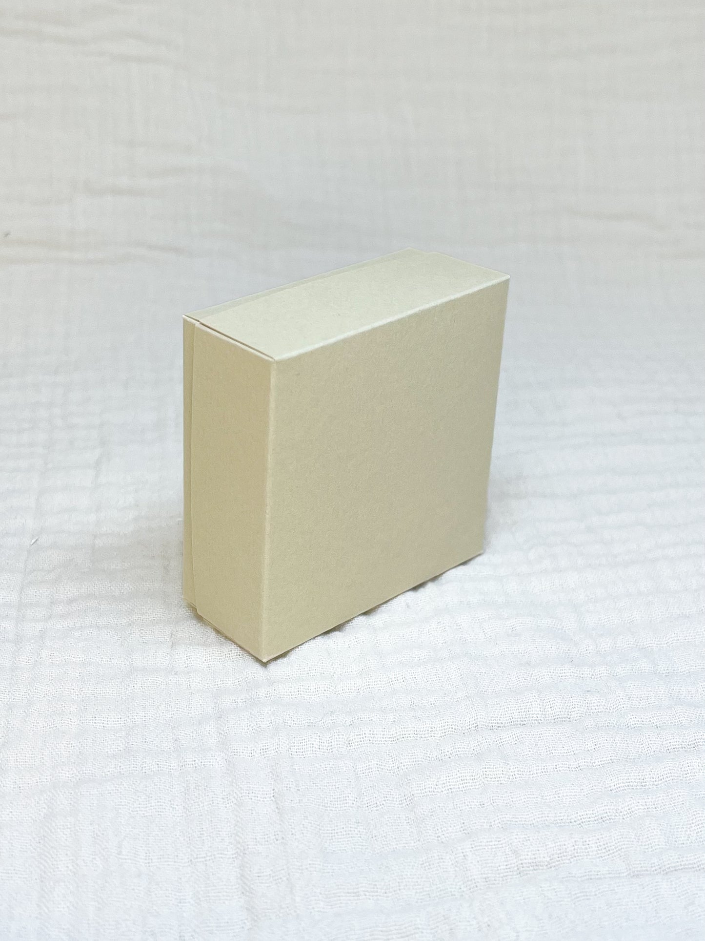 Dekseldoosje in zand voor doopsuiker - Atelier D