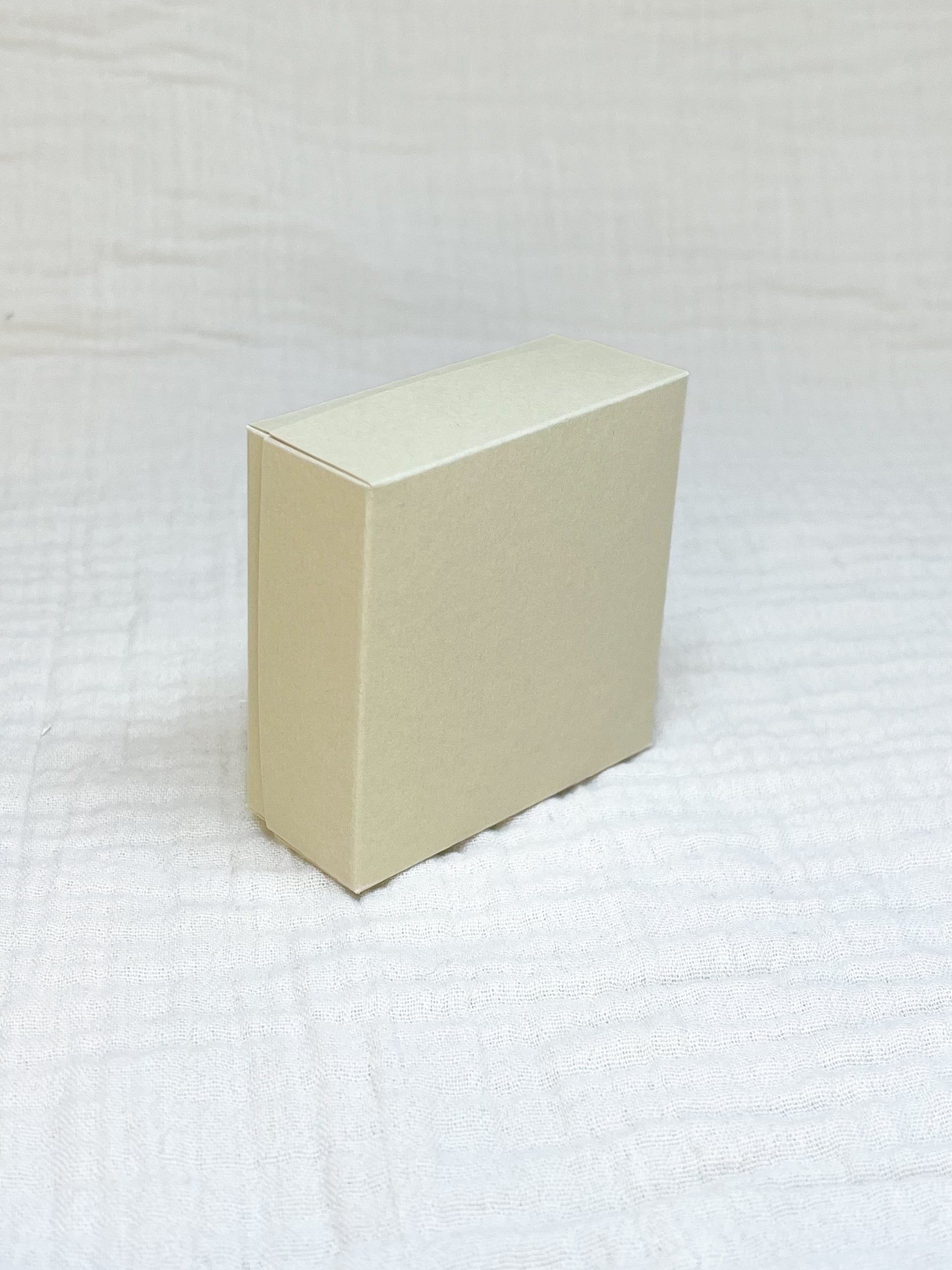 Dekseldoosje in zand voor doopsuiker - Atelier D