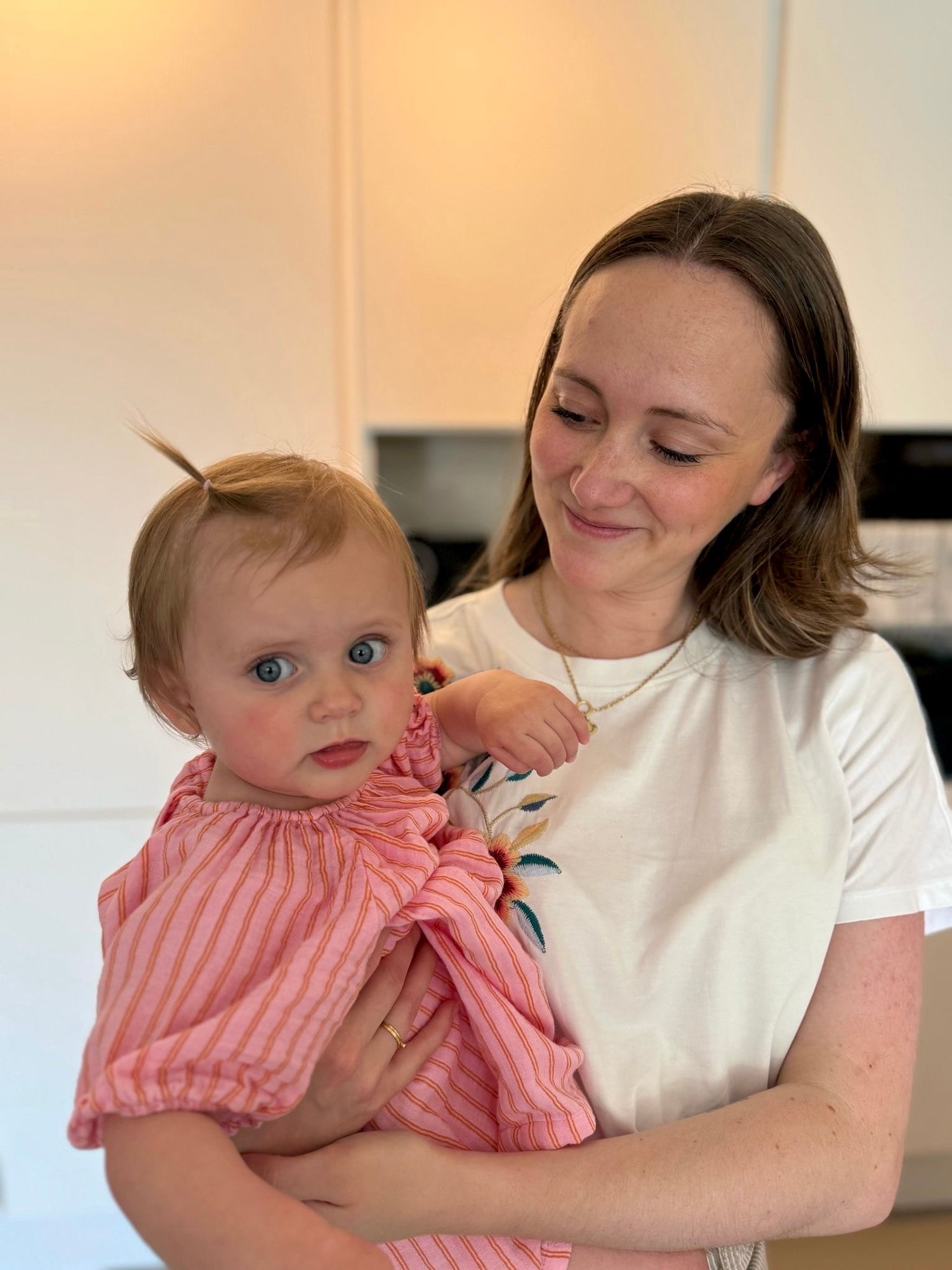 Een foto van Demi en haar dochter Esmée. De reden dat zij haar doopsuikerbedrijf is gestart.