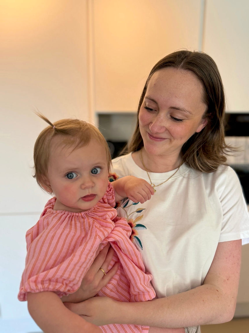 Een foto van Demi en haar dochter Esmée. De reden dat zij haar doopsuikerbedrijf is gestart.