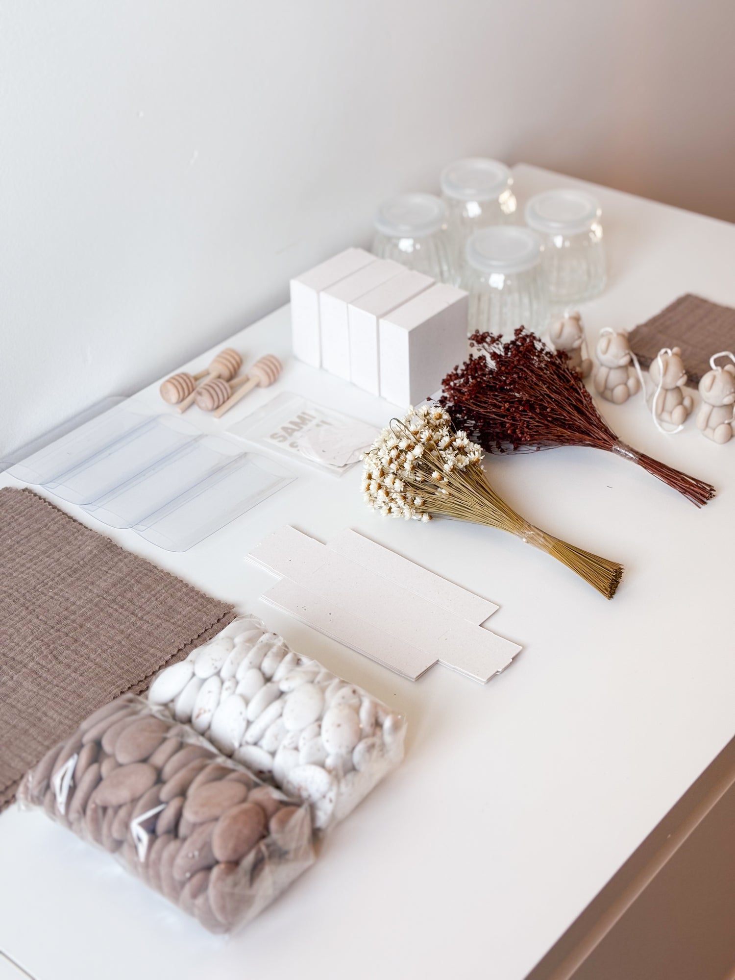 Flatlay van alle materialen die in een Easy-Box zitten om zelf je doopsuiker te maken.