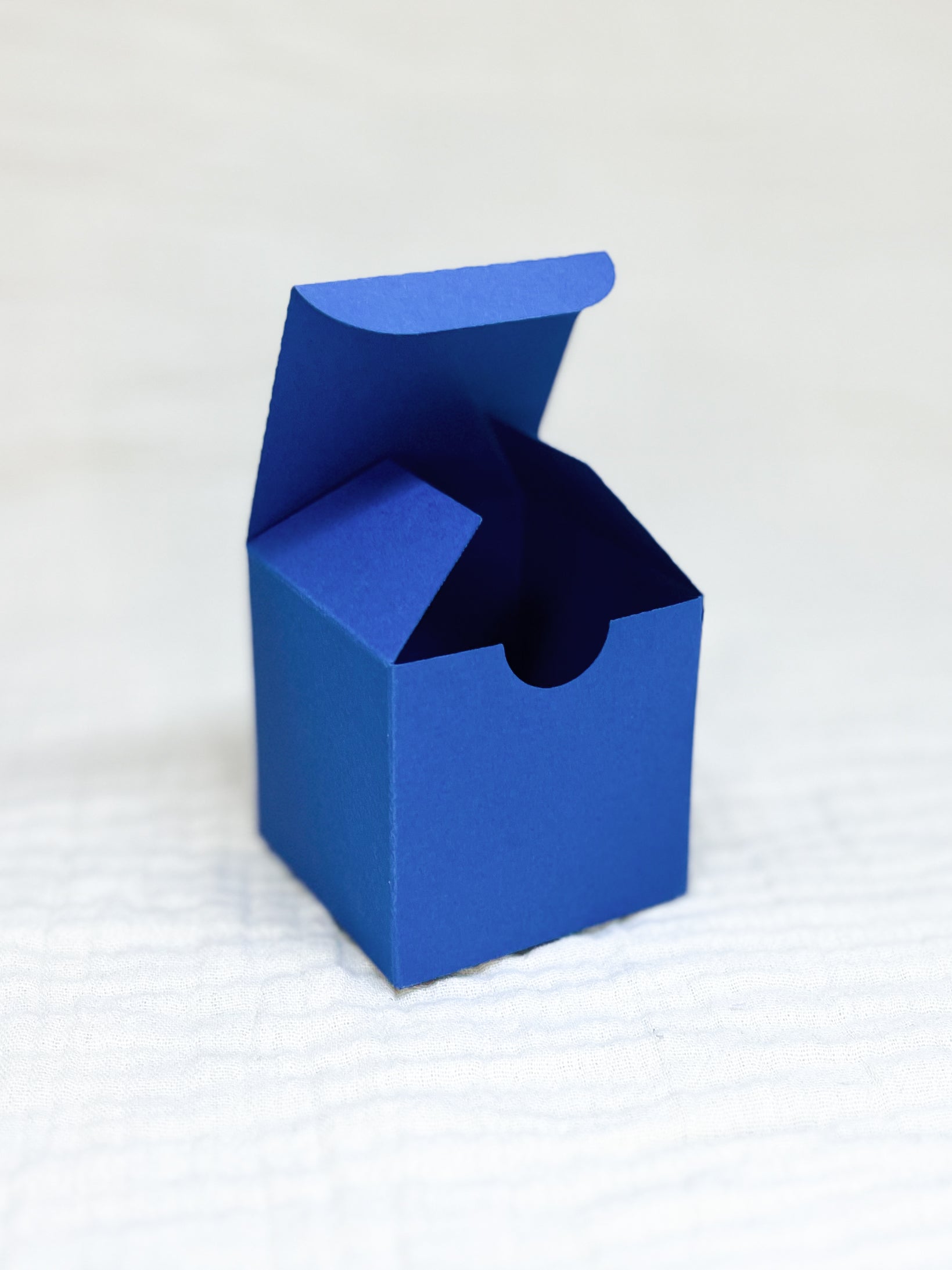 Kubusdoosje in blauw voor doopsuiker open - Atelier D