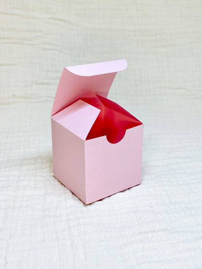 Kubusdoosje in blush voor doopsuiker open - Atelier D