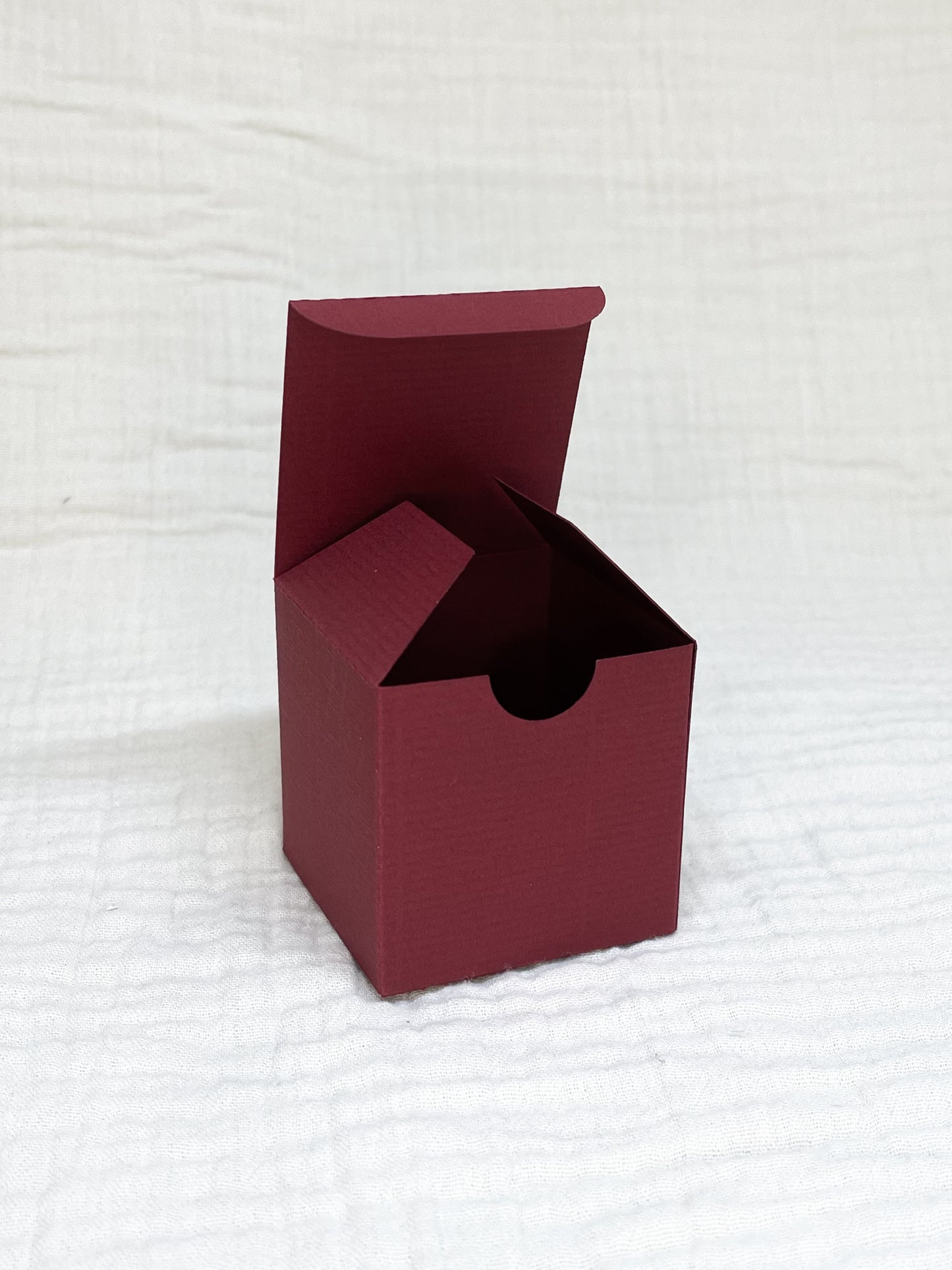 Kubusdoosje in bordeaux voor doopsuiker open - Atelier D