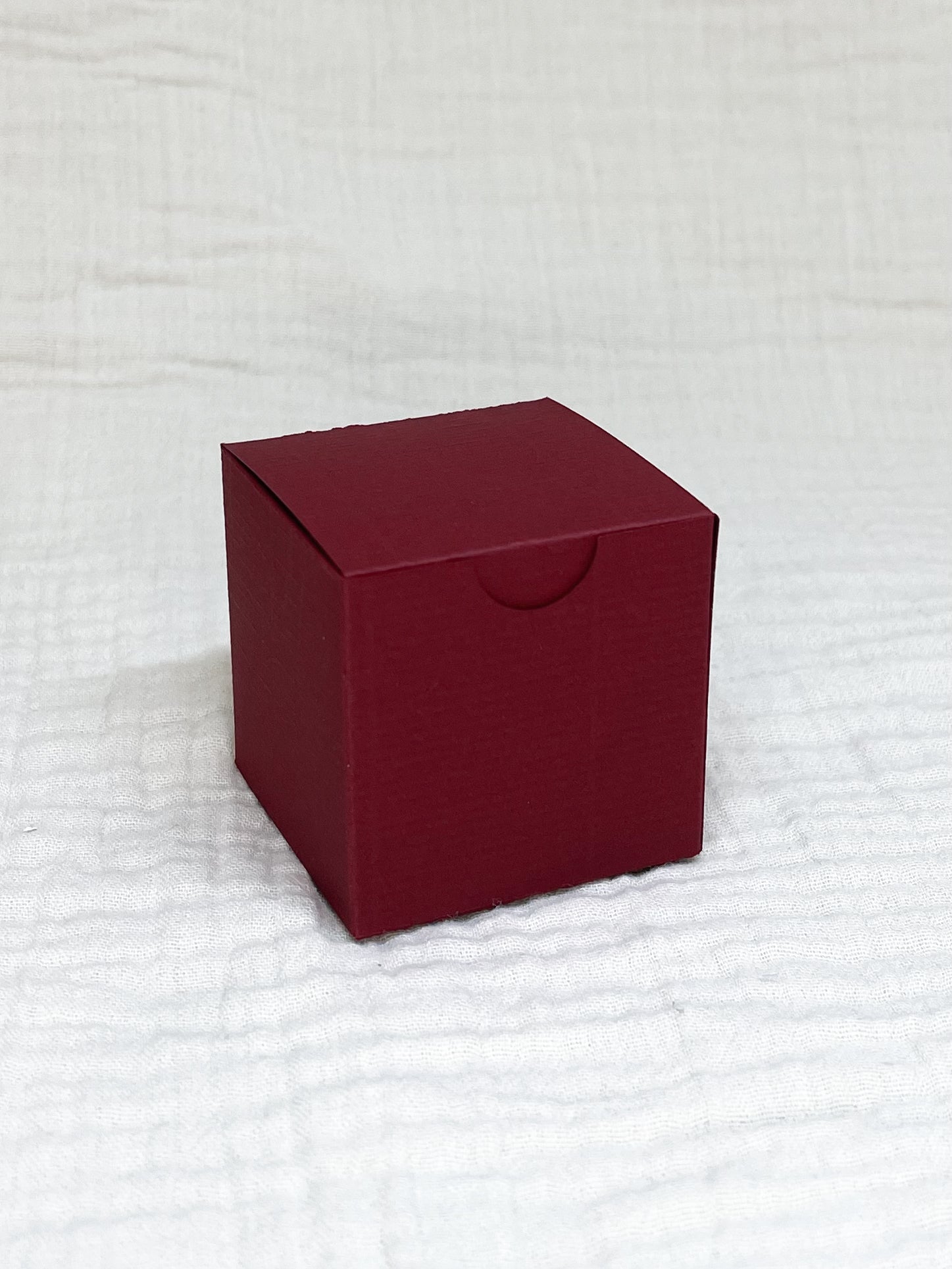 Kubusdoosje in bordeaux voor doopsuiker - Atelier D