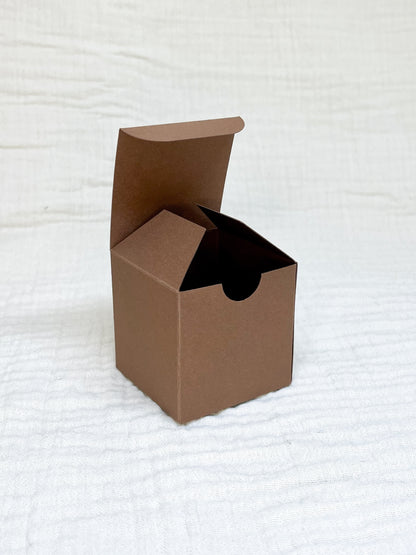 Kubusdoosje in bruin voor doopsuiker open - Atelier D
