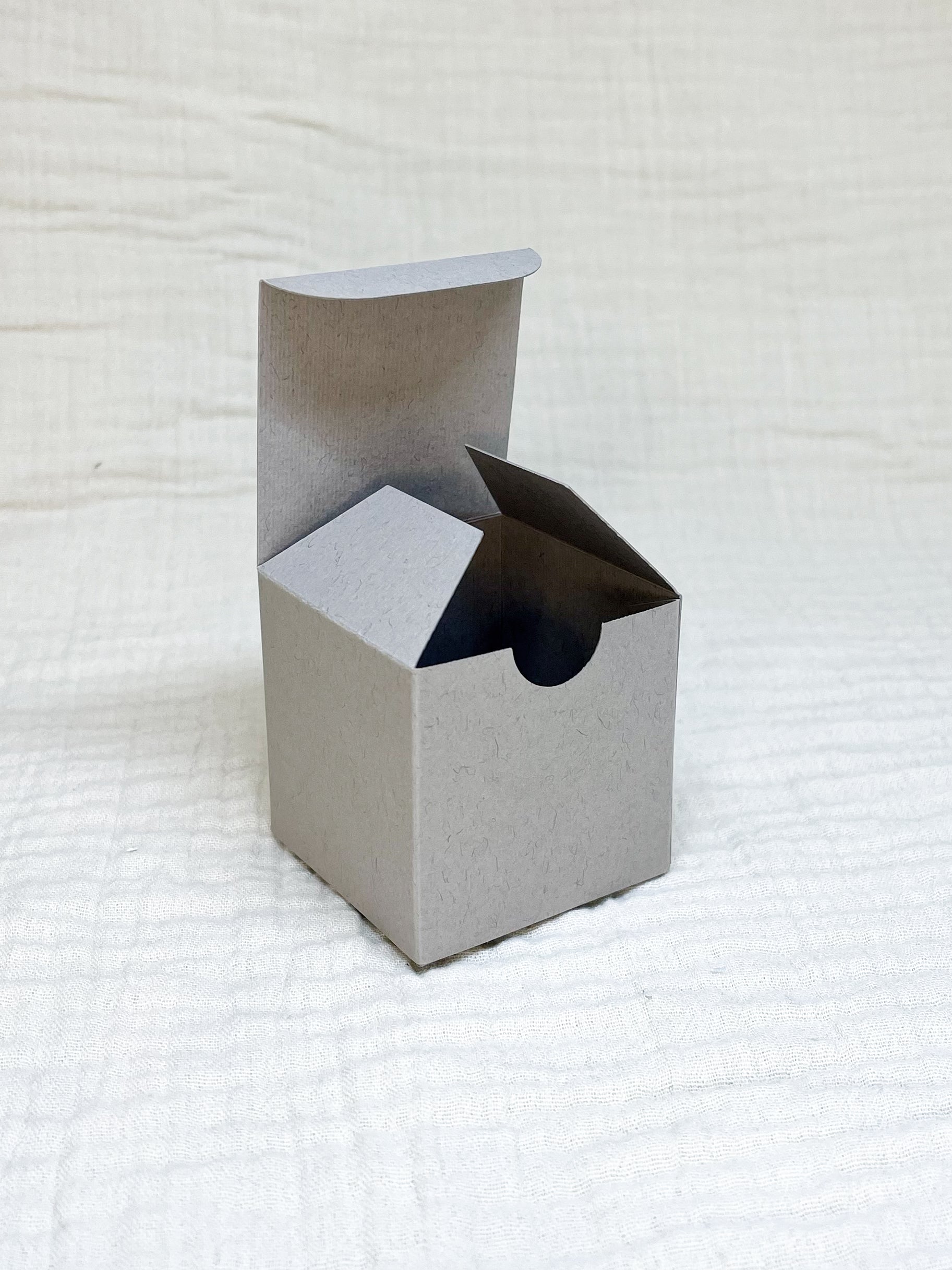 Kubusdoosje in china voor doopsuiker open - Atelier D