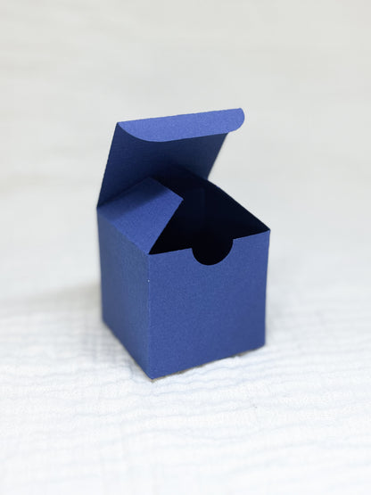 Kubusdoosje in donker blauw voor doopsuiker open - Atelier D