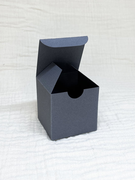 Kubusdoosje in donker grijs voor doopsuiker open - Atelier D