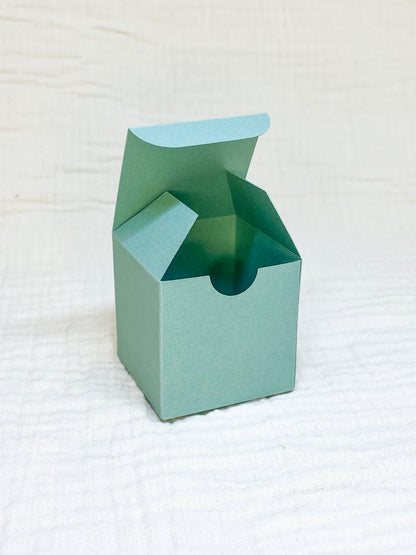 Kubusdoosje in eucalyptus voor doopsuiker open - Atelier D