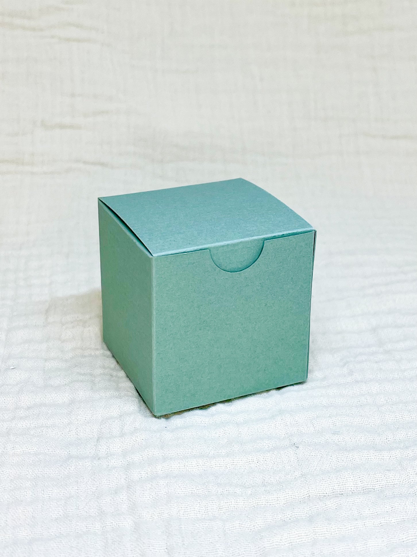 Kubusdoosje in eucalyptus voor doopsuiker - Atelier D